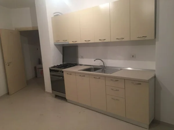 Tirane, jepet me qera apartament 2+1+Ballkon Kati 2, 80 m² 500 € (Astir/Bulevardi Kashar)