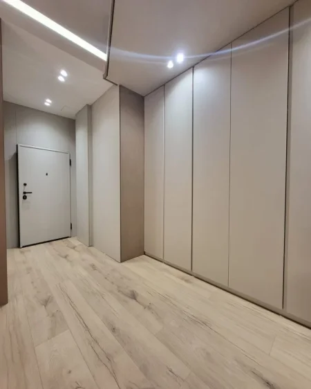 Tirane, jepet me qera apartament 3+1+Ballkon Kati 6, 180 m² 2.000 € (Kodra e Diellit)