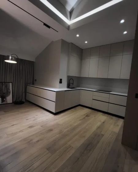 Tirane, jepet me qera apartament 3+1+Ballkon Kati 6, 180 m² 2.000 € (Kodra e Diellit)