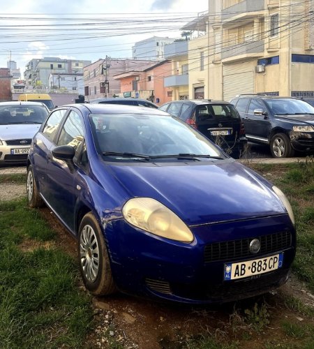 Tirane, shitet makine Fiat Grande Punto Benzin+Gaz, blu manuale Kondicioner 2.000 €