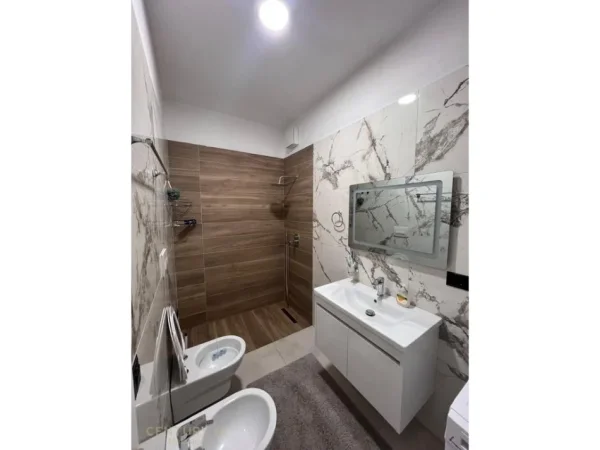 Tirane, jepet me qera apartament 1+1 , 90 m² 800 € 