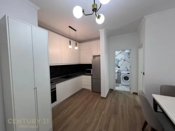 Tirane, jepet me qera apartament 1+1 , 90 m² 800 € 