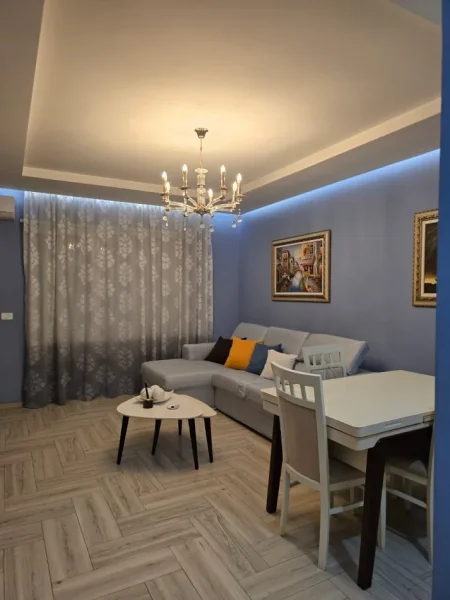 Jepet me Qira Hyrje 1+1 tek Siri Kodra (Ferit Xhajko),  Tiranë 650 €URO
