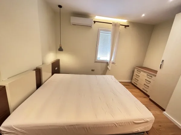 Tirane, jepet me qera apartament 3+1+Ballkon Kati 3, 100 m² 830 € 