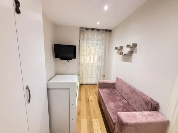 Tirane, jepet me qera apartament 3+1+Ballkon Kati 3, 100 m² 830 € 