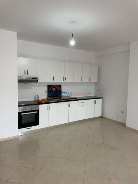 Tirane, jepet me qera zyre Kati 2, 129 m² 500 € (5 Maji)