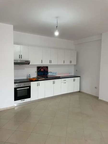 Tirane, jepet me qera zyre Kati 2, 129 m² 500 € (5 Maji)