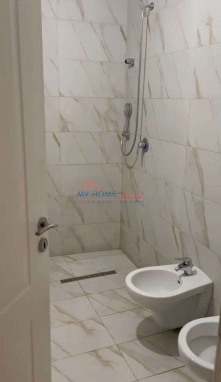 Tirane, jepet me qera zyre Kati 2, 129 m² 500 € (5 Maji)