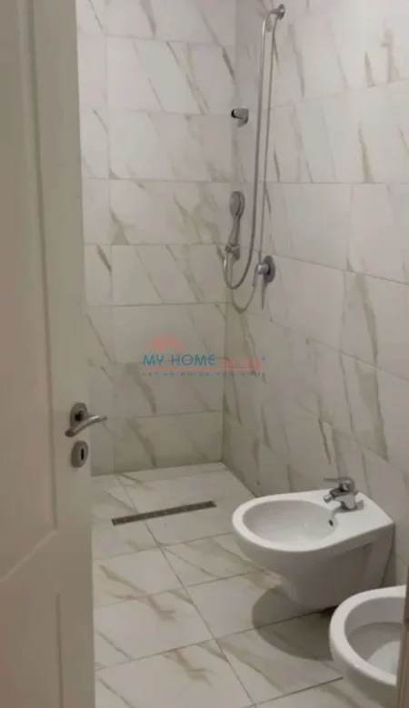 Tirane, jepet me qera zyre Kati 2, 129 m² 500 € (5 Maji)