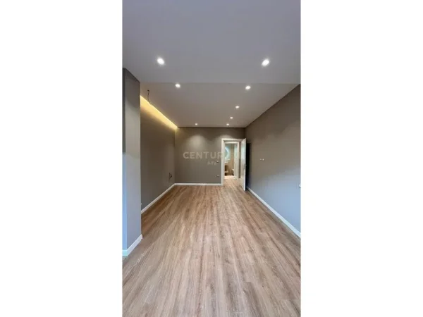 Tirane, jepet me qera apartament 1+1 Kati 5, 800 € 