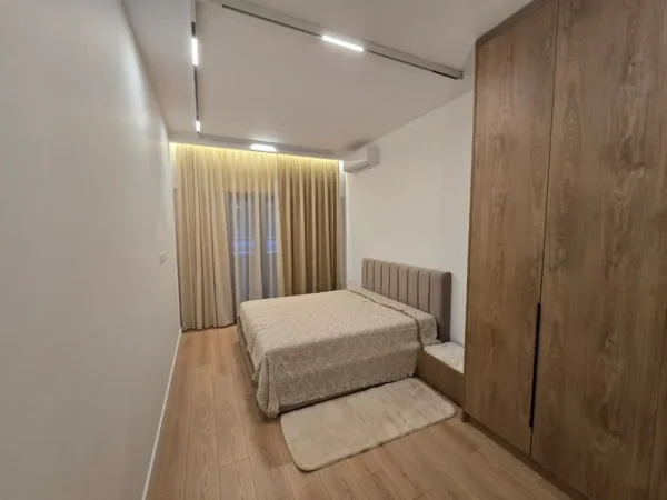 Tirane, jepet me qera apartament 2+1+Ballkon Kati 5, 95 m² 1.500 € (qender)