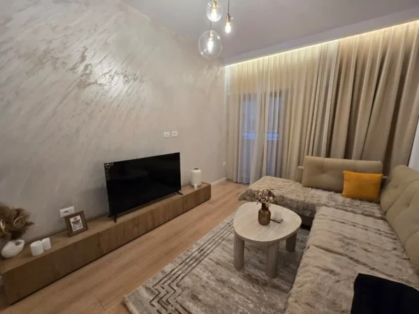 Tirane, jepet me qera apartament 2+1+Ballkon Kati 5, 95 m² 1.500 € (qender)