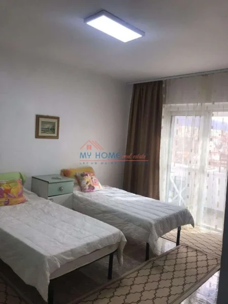 Tirane, jepet me qera apartament 2+1+Ballkon Kati 4, 80 m² 550 € (Rruga e Dibres)