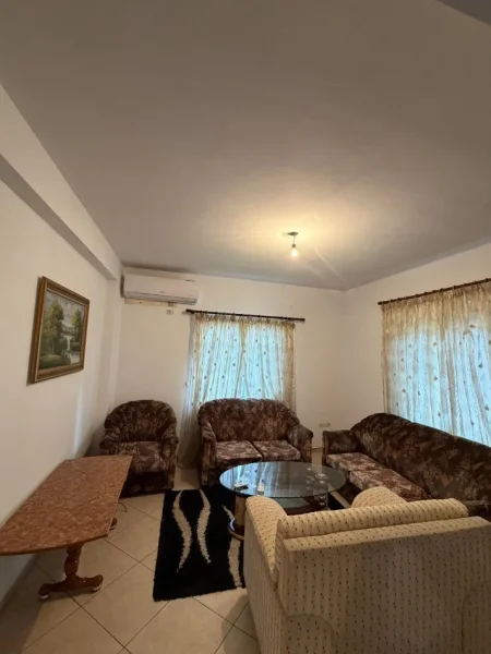 Tirane, jepet me qera shtepi 2+1 Kati 1, 85 m² 350 € (Rruga Tom Plezha)