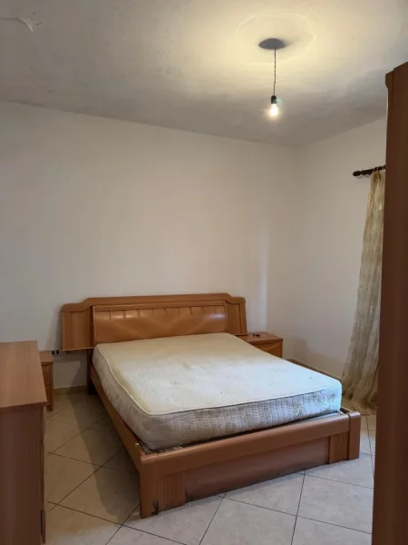 Tirane, jepet me qera shtepi 2+1 Kati 1, 85 m² 350 € (Rruga Tom Plezha)