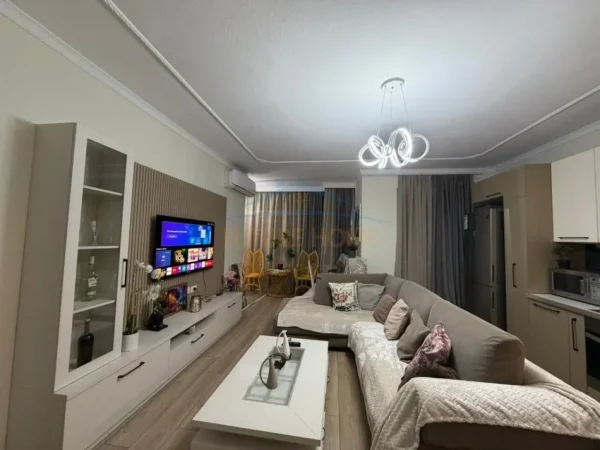Tirane, jepet me qera apartament 3+1 Kati 3, 91 m² 1.200 € (BULEVARDI BAJRAM CURRI)