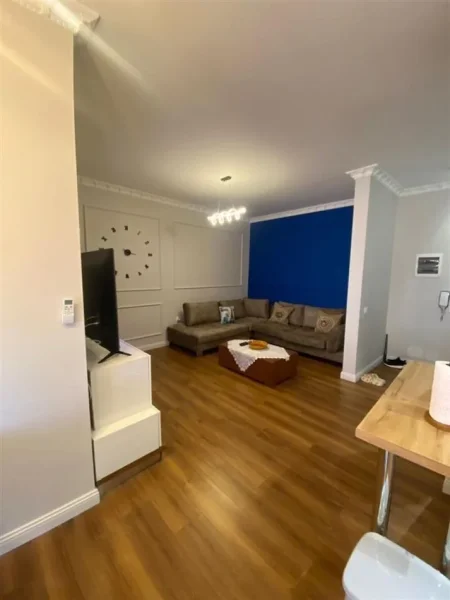 Tirane, jepet me qera apartament 2+1 Kati 1, 79 m² (Rruga e Dibres tek Vila Gold) 650 euro ne muaj
