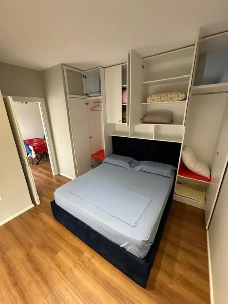 Tirane, jepet me qera apartament 2+1 Kati 1, 79 m² (Rruga e Dibres tek Vila Gold) 650 euro ne muaj
