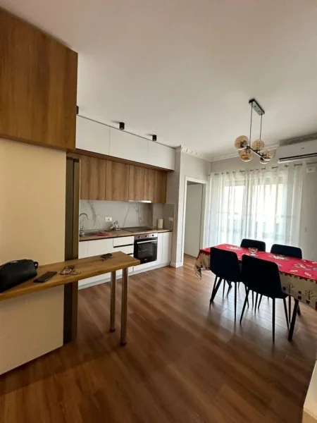 Tirane, jepet me qera apartament 2+1 Kati 1, 79 m² (Rruga e Dibres tek Vila Gold) 650 euro ne muaj