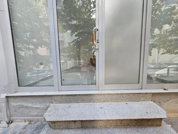 Tirane, jepet me qera ambjent biznesi Kati 0, 32 m² 300 € (MINE PEZA)