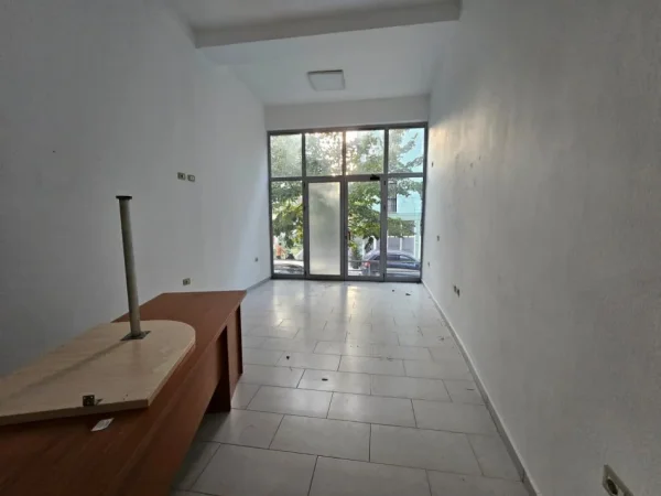 Tirane, jepet me qera ambjent biznesi Kati 0, 32 m² 300 € (MINE PEZA)