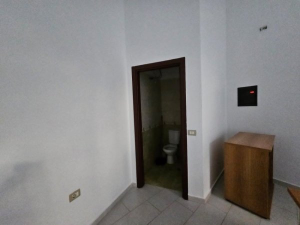Tirane, jepet me qera ambjent biznesi Kati 0, 32 m² 300 € (MINE PEZA)