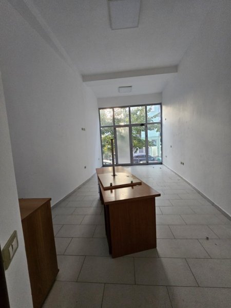 Tirane, jepet me qera ambjent biznesi Kati 0, 32 m² 300 € (MINE PEZA)