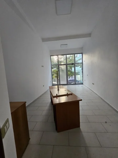 Tirane, jepet me qera ambjent biznesi Kati 0, 32 m² 300 € (MINE PEZA)