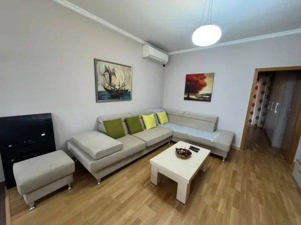 Tirane, jepet me qera apartament 1+1 Kati 4, 