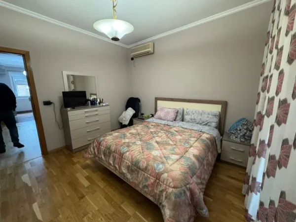 Tirane, jepet me qera apartament 1+1 Kati 4, 