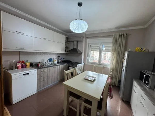 Tirane, jepet me qera apartament 1+1 Kati 4, 