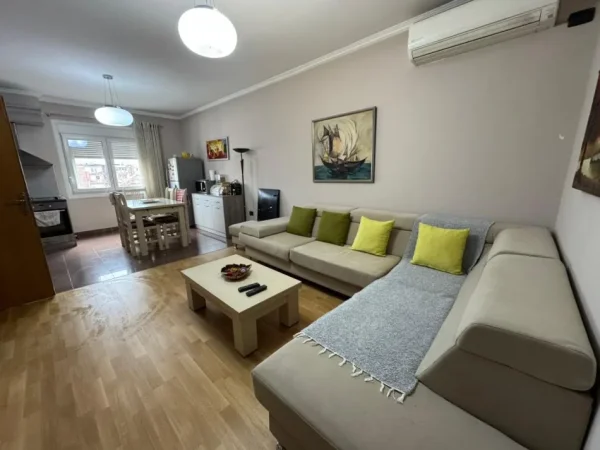 Tirane, jepet me qera apartament 1+1 Kati 4, 