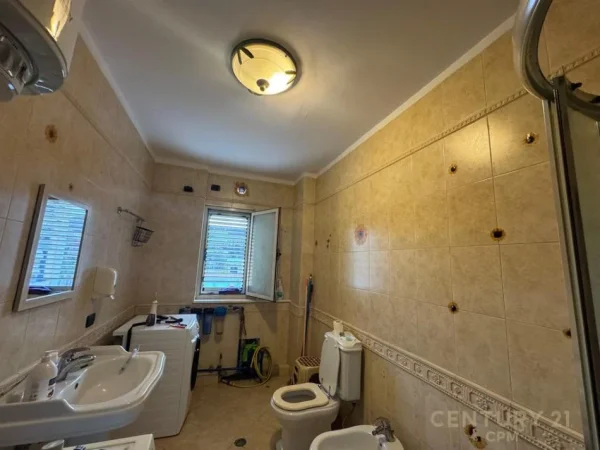 Tirane, jepet me qera apartament 2+1 Kati 4, 128 m² 800 € (Liqeni artificial)