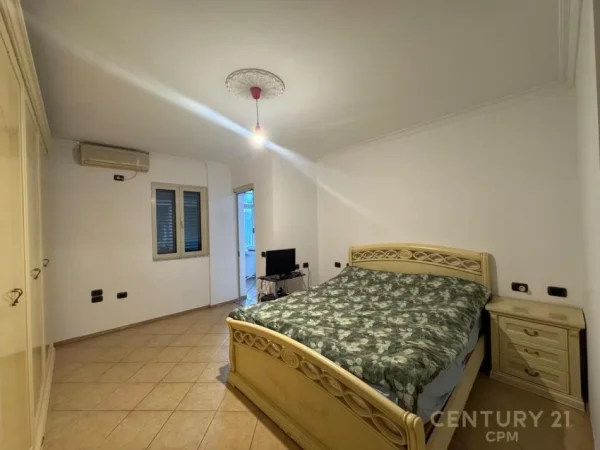 Tirane, jepet me qera apartament 2+1 Kati 4, 128 m² 800 € (Liqeni artificial)