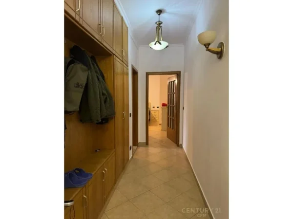 Tirane, jepet me qera apartament 2+1 Kati 4, 128 m² 800 € (Liqeni artificial)