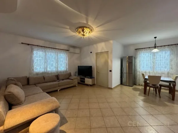 Tirane, jepet me qera apartament 2+1 Kati 4, 128 m² 800 € (Liqeni artificial)