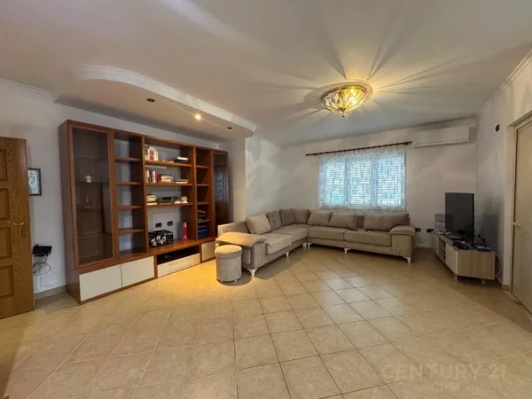 Tirane, jepet me qera apartament 2+1 Kati 4, 128 m² 800 € (Liqeni artificial)