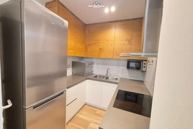 Tirane, jepet me qera apartament 3+1 , 100 m² 830 € (shhkolla e kuqe)