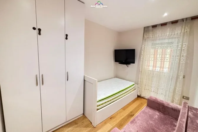 Tirane, jepet me qera apartament 3+1 , 100 m² 830 € (shhkolla e kuqe)