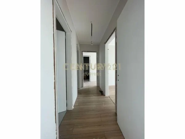 Tirane, jepet me qera apartament 2+1 Kati 3, 129 m² 1.500 € (Lake View)