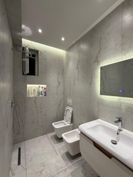 Tirane, jepet me qera Vile , 200 m² 2.000 € (Prane Garden Building, Tirane)