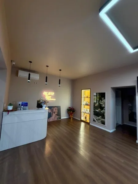 Tirane, jepet me qera dyqan Kati 0, 115 m² 2.000 € (KOMUNA E PARISIT)