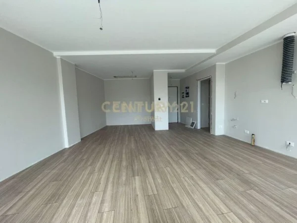 Tirane, jepet me qera apartament 2+1 Kati 3, 128 m² 1.500 € (Lake View)