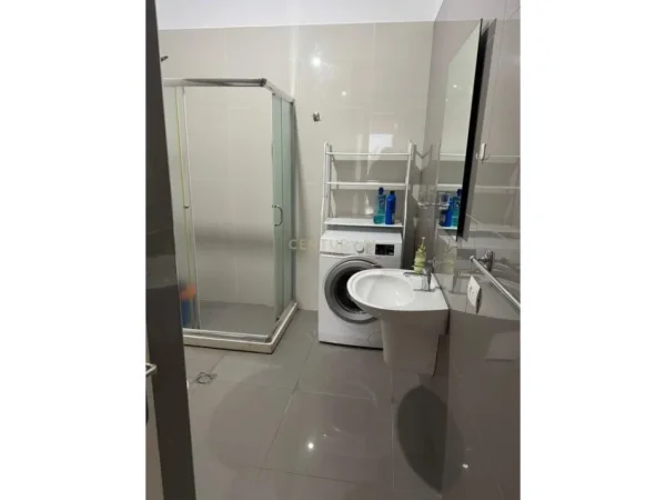 Tirane, jepet me qera apartament 2+1 Kati 3, 115 m² 700 € (Kopshti botanik)