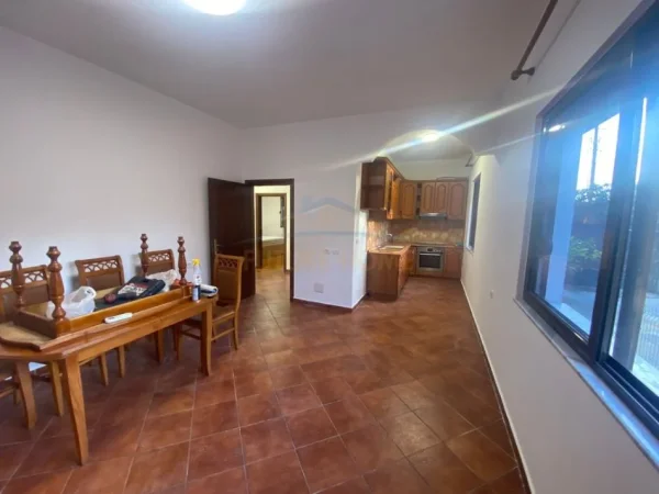 Tirane, jepet me qera Vile Kati 1, 111 m² 450 € (Laprake)