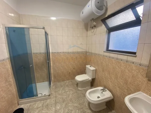 Tirane, jepet me qera Vile Kati 1, 111 m² 450 € (Laprake)