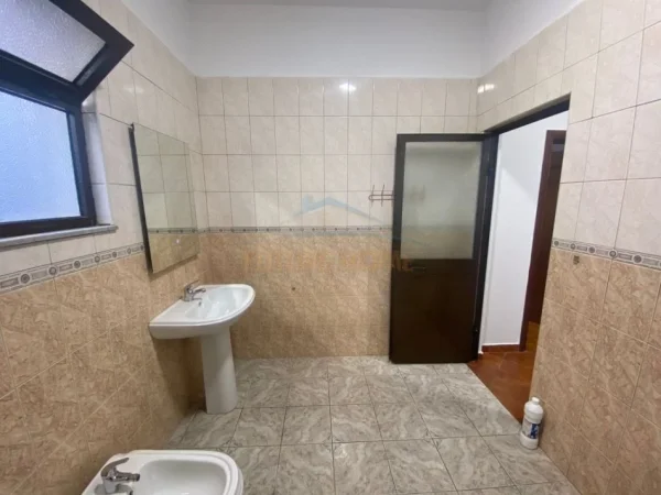 Tirane, jepet me qera Vile Kati 1, 111 m² 450 € (Laprake)
