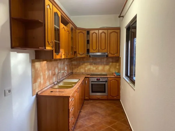 Tirane, jepet me qera Vile Kati 1, 111 m² 450 € (Laprake)