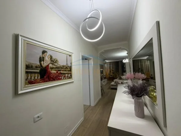 Tirane, jepet me qera apartament 3+1+Aneks+Ballkon Kati 3, 92 m² 1.200 € (Bulevardi B.Curri)