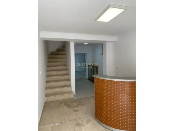 Tirane, jepet me qera ambjent biznesi Kati 0, 120 m² 1.400 € (PIAZZA)